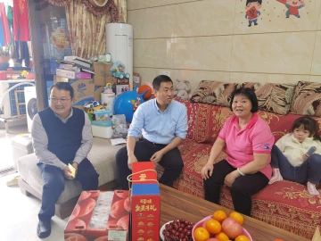 光明街道走访慰问2名道德模范