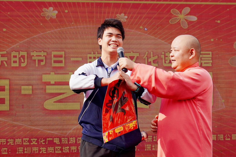龙岗：人山人海看曲艺，说学逗唱热闹年