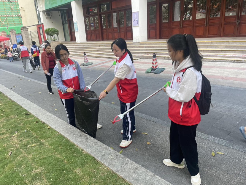 翠竹街道翠宁社区开展志愿清洁活动