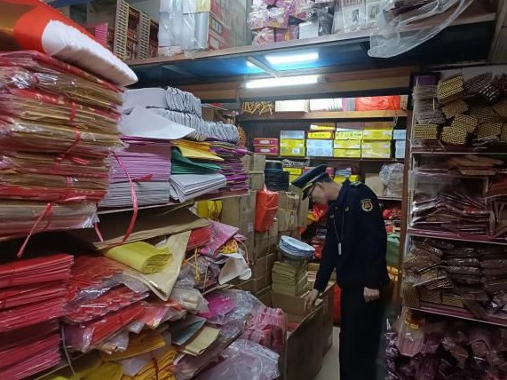 布吉街道综合行政执法办严把春节期间烟花爆竹“安全关”