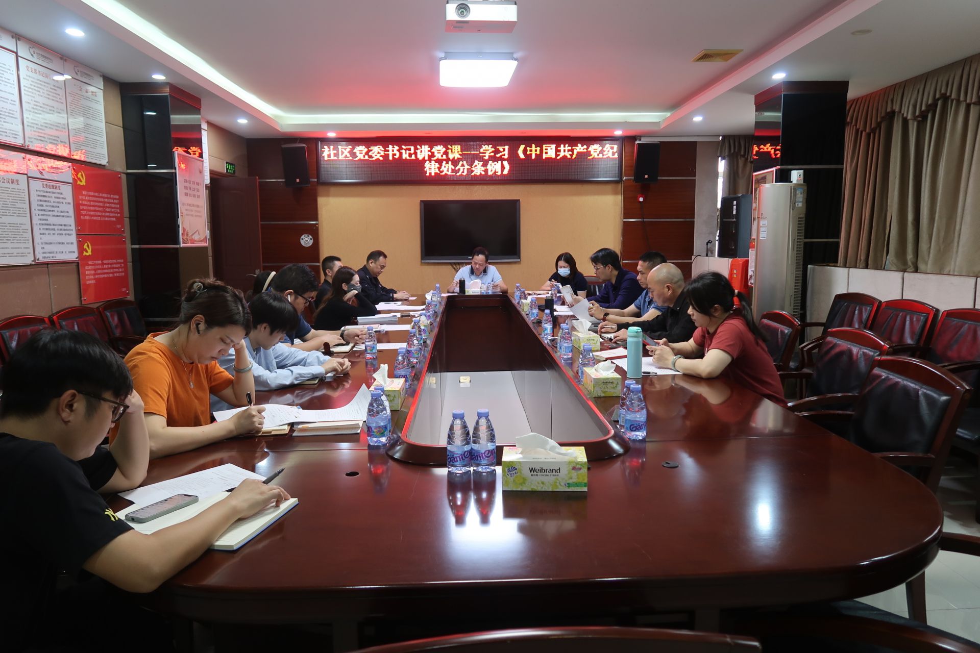 江边社区紧盯节后工作纪律，加强党风作风建设