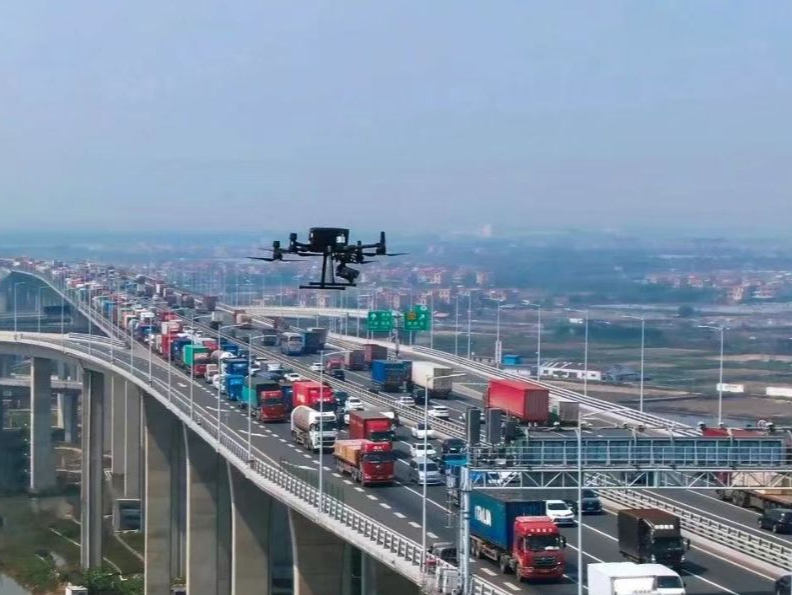 广东高速公路交通路况实时指引：1条路段主线封闭，1条路段压缩车道