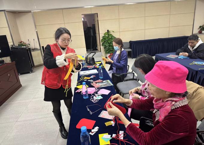 南园街道南华社区开展“巧手‘廉’心，‘袋’爱回家”手工制作活动