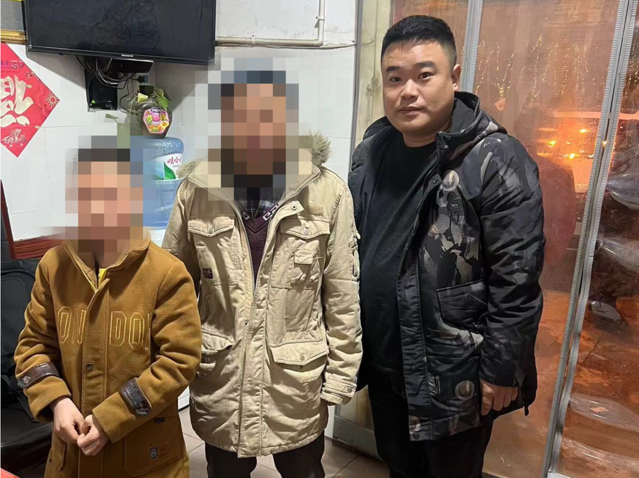 龙岗警察一路护送他回家 聋哑少年举起右手敬礼