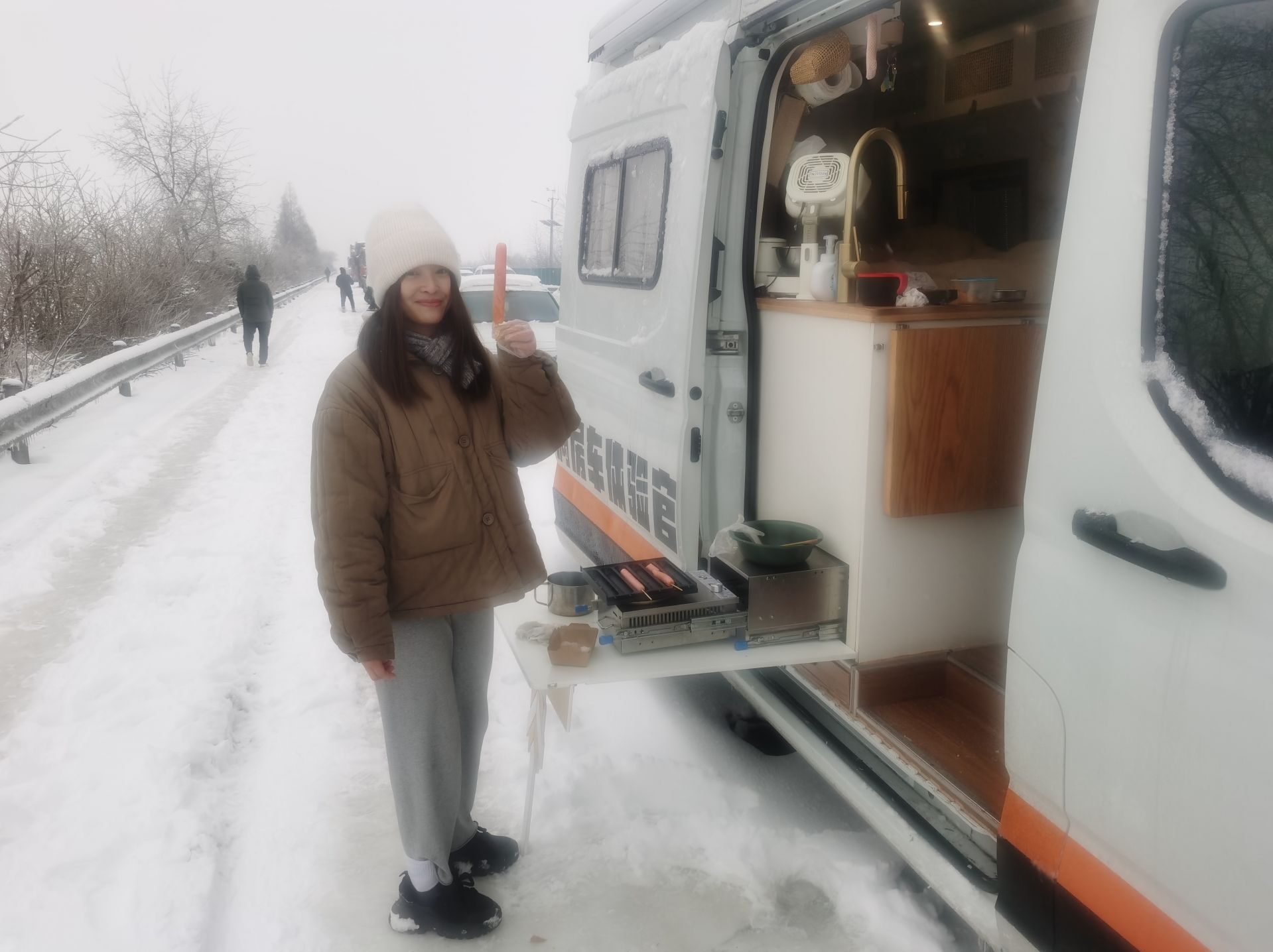 风雪归家人｜提供卫生间、送爱心烤肠和热水 全网点赞的房车女生到家了！