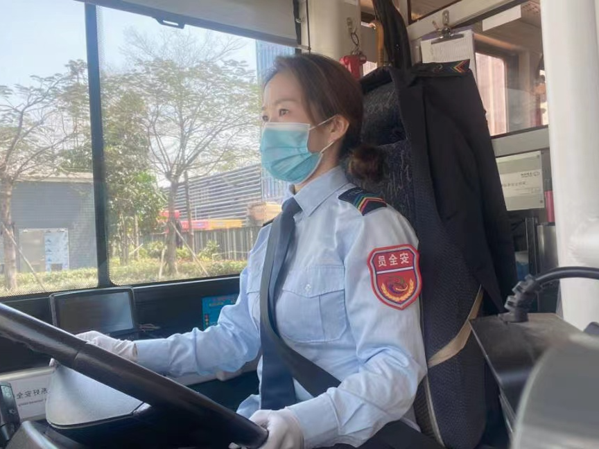 深圳最美公交人坚守岗位守护万家团圆