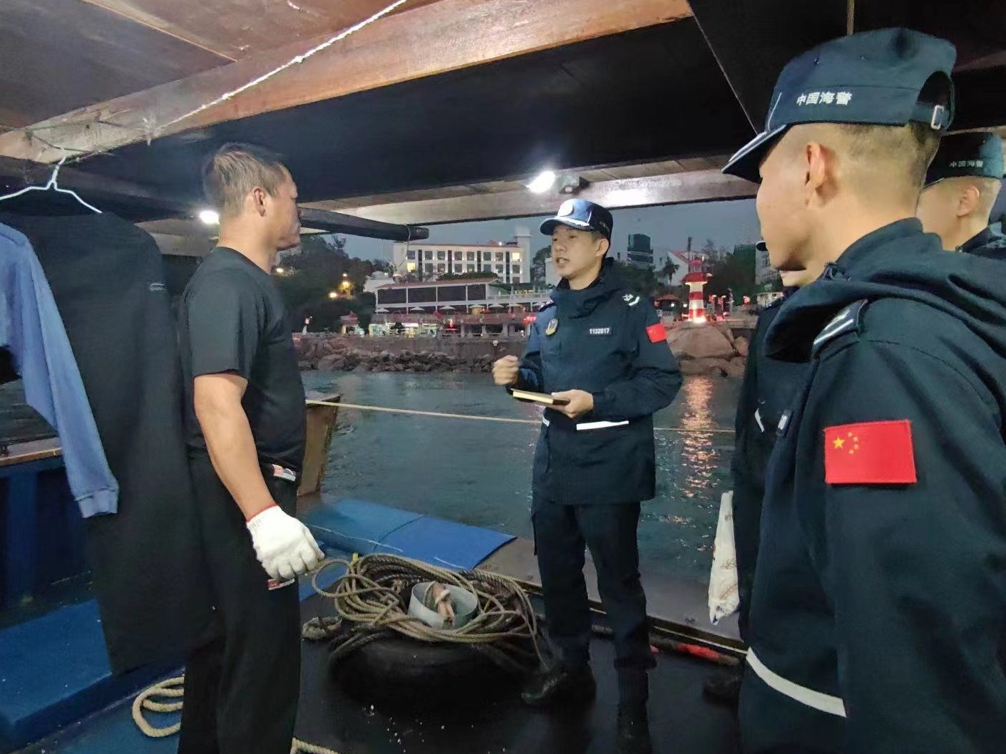 “送法送福”广东海警走访辖区渔民