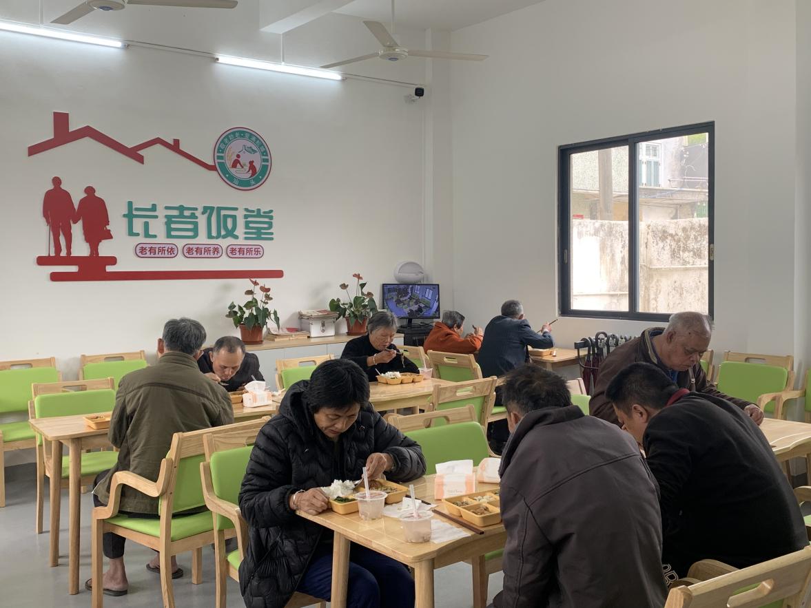 深圳市驻隆都镇工作队向“长者饭堂”送上爱心帮扶资金