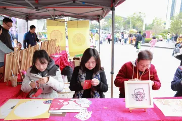 浓浓年味暖人心！凤凰街道开展写春联剪窗花活动