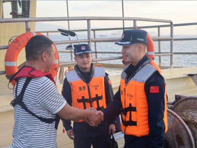 “谢谢海警，帮我解决了困难“  深圳海警局执法员帮助海上受困群众