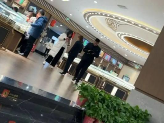 “不买手镯一家五口被赶下车”，有新后续：涉事旅行社属无证经营