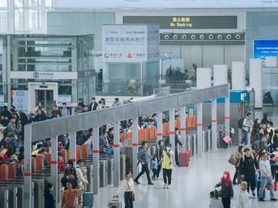 短途客流增长明显，广州、深圳车站设置22个免费充电台