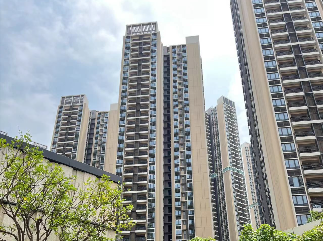 今年深圳市建设筹集保障房10万套（间）