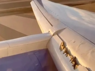 美联航一波音757客机因机翼受损紧急迫降，载有165名乘客 