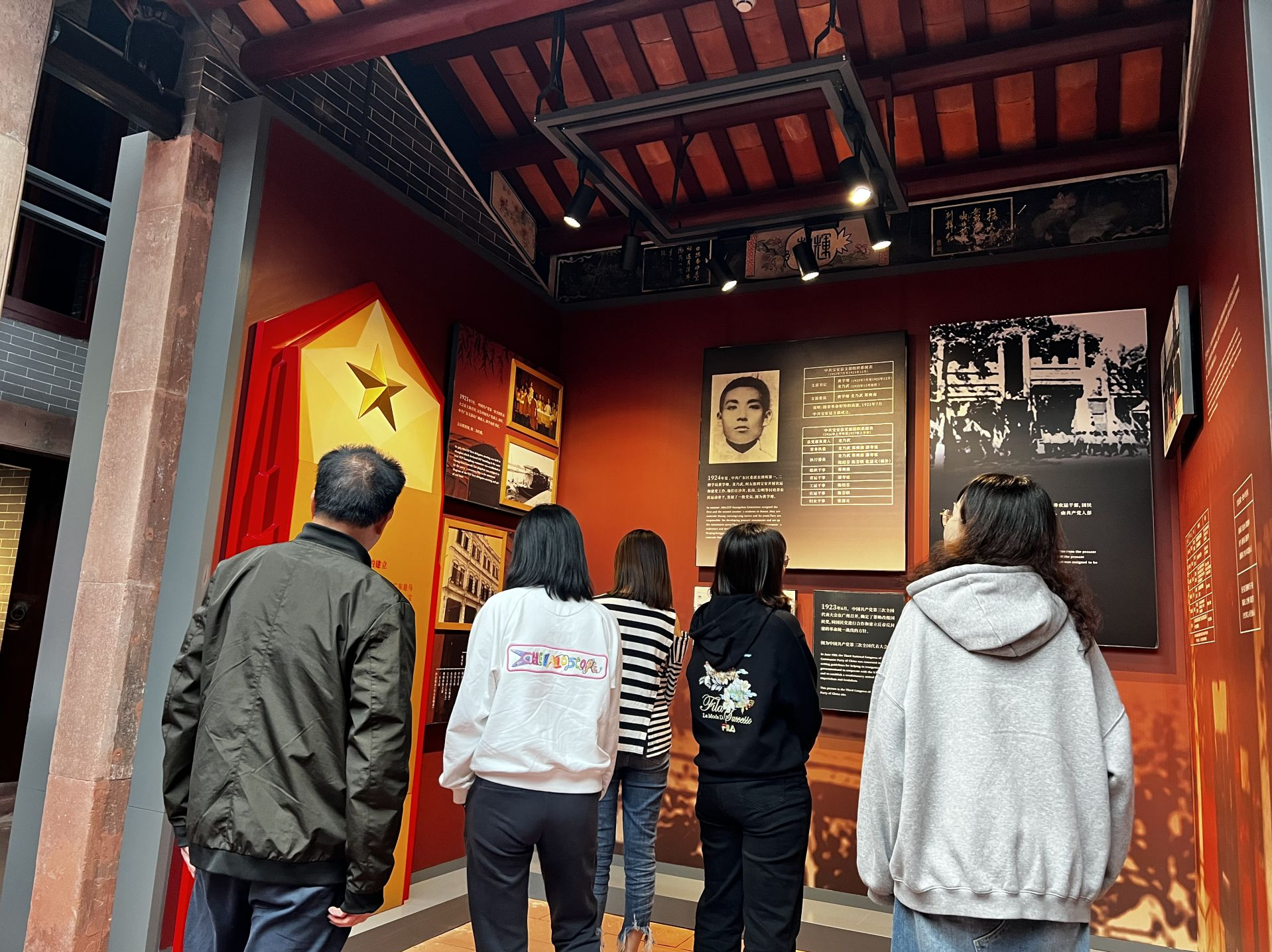 松岗街道公共服务办党支部：赓续红色薪火，昂扬奋发精神