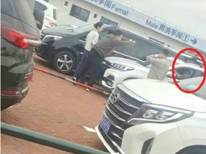 （暂不发）“奔驰车主插队砸车骂人”事件现反转？网友：还有再反转吗
