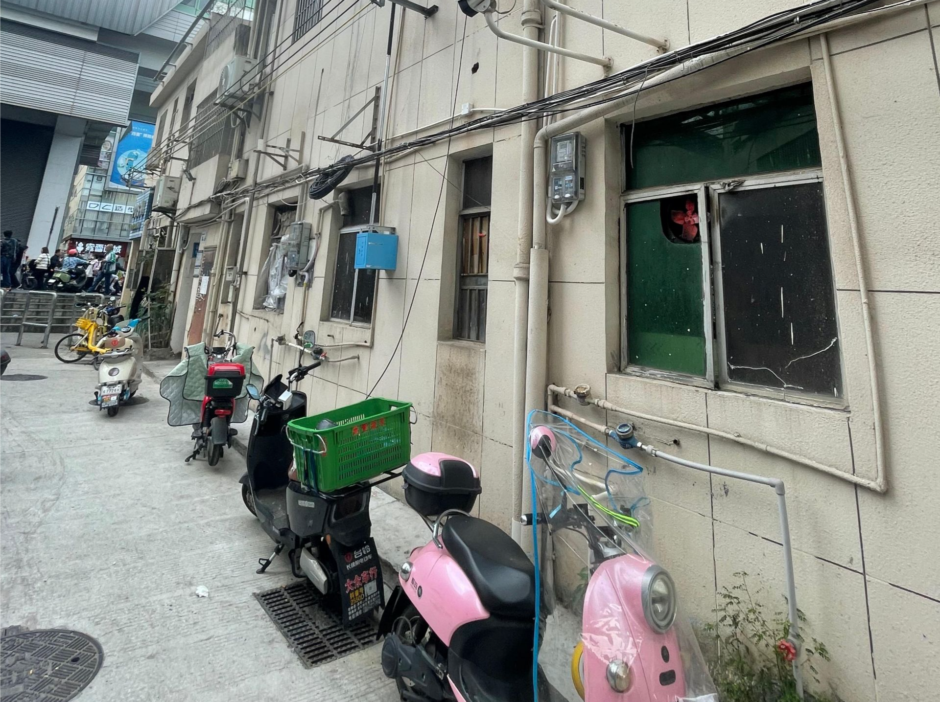龙华华富市场统建楼及周边区域飞线充电现象严重，市民呼吁增设充电桩