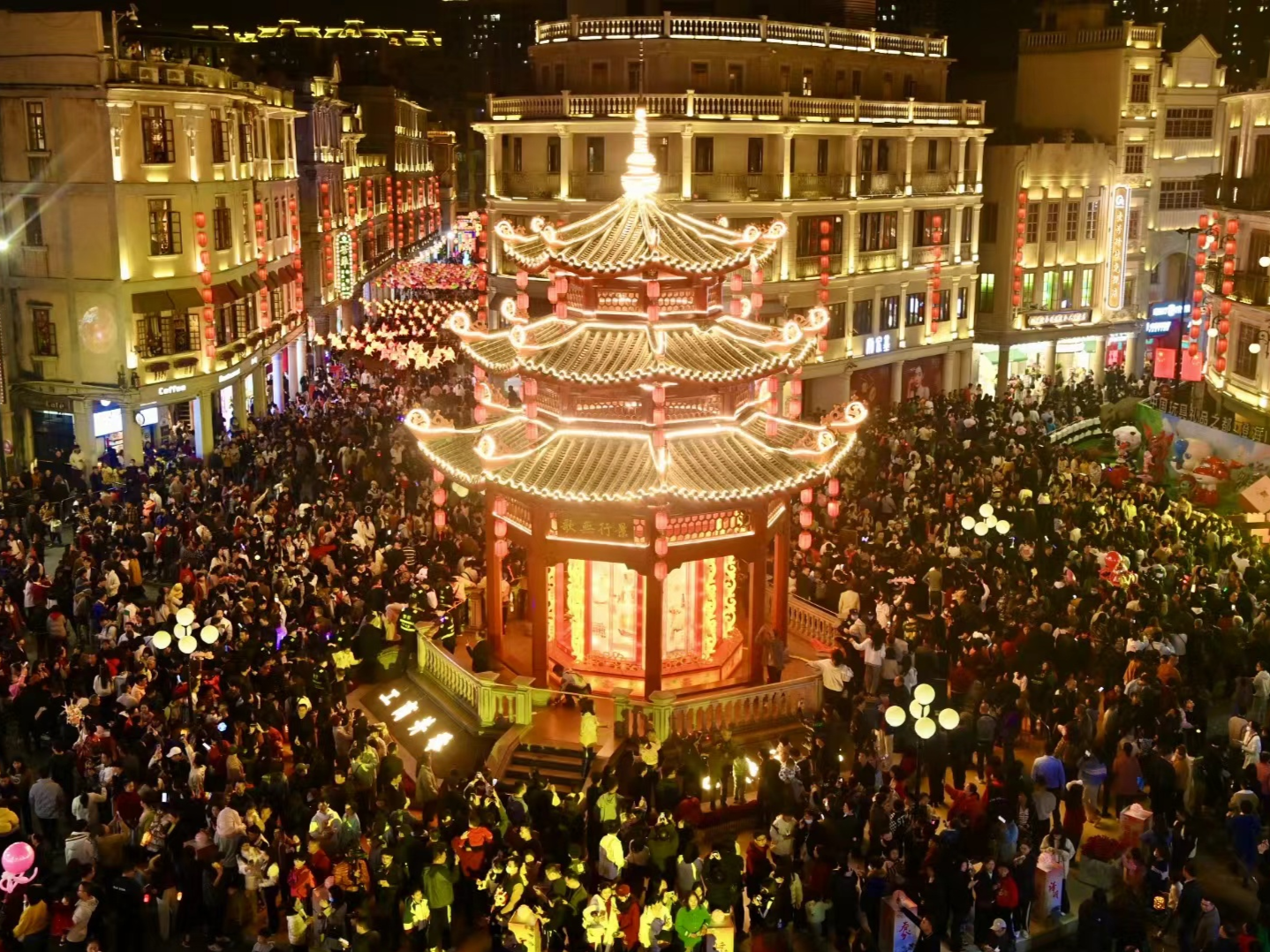 汕头举办国际元宵灯会，流光溢彩万众同乐