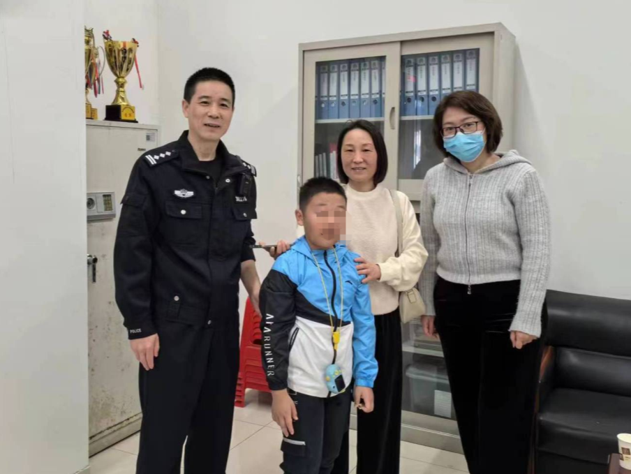 深圳一男童与父亲走散，皇岗边检民警伸援手助其平安归家