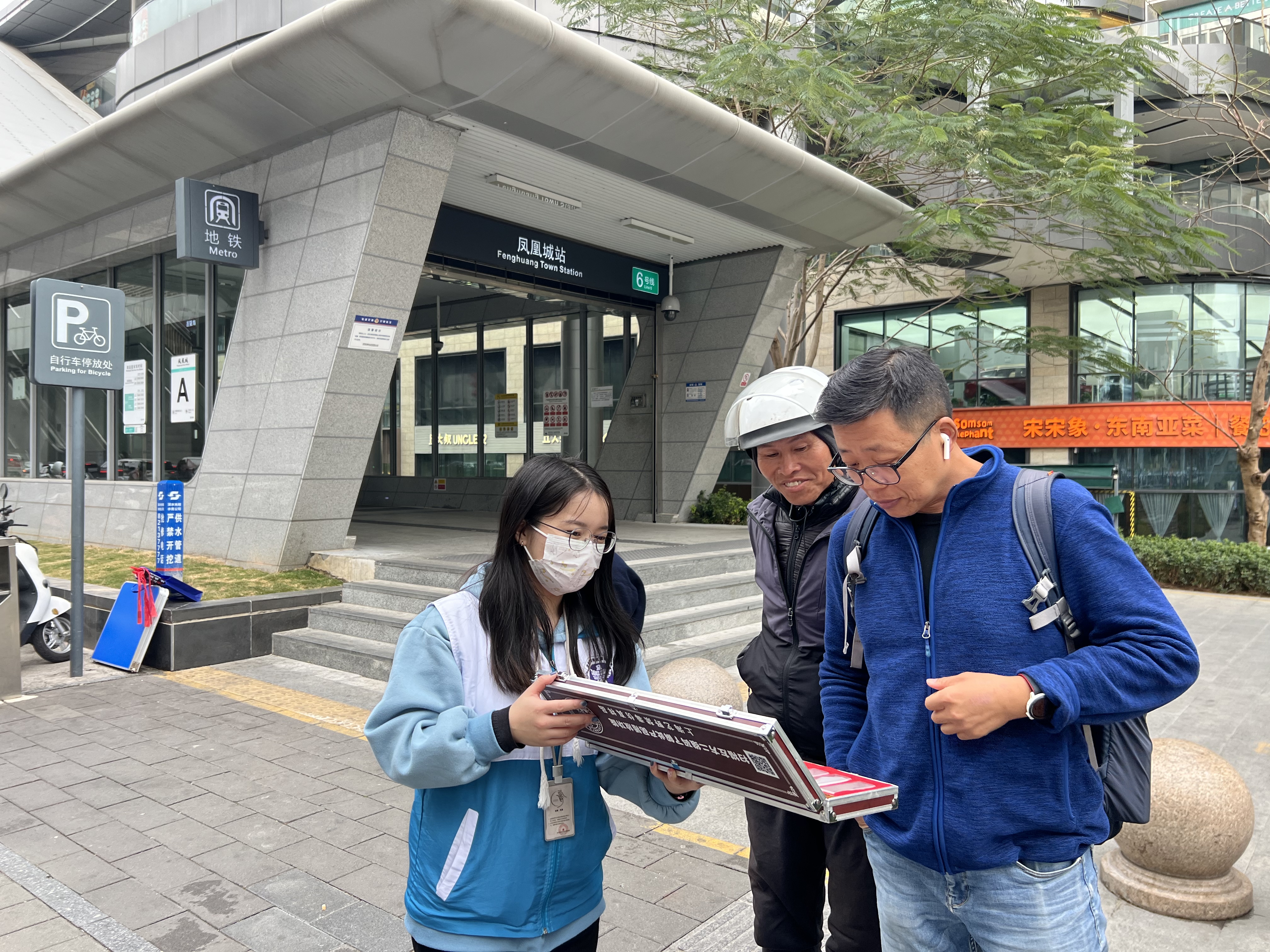 凤凰街道走进地铁站口开展禁毒宣传