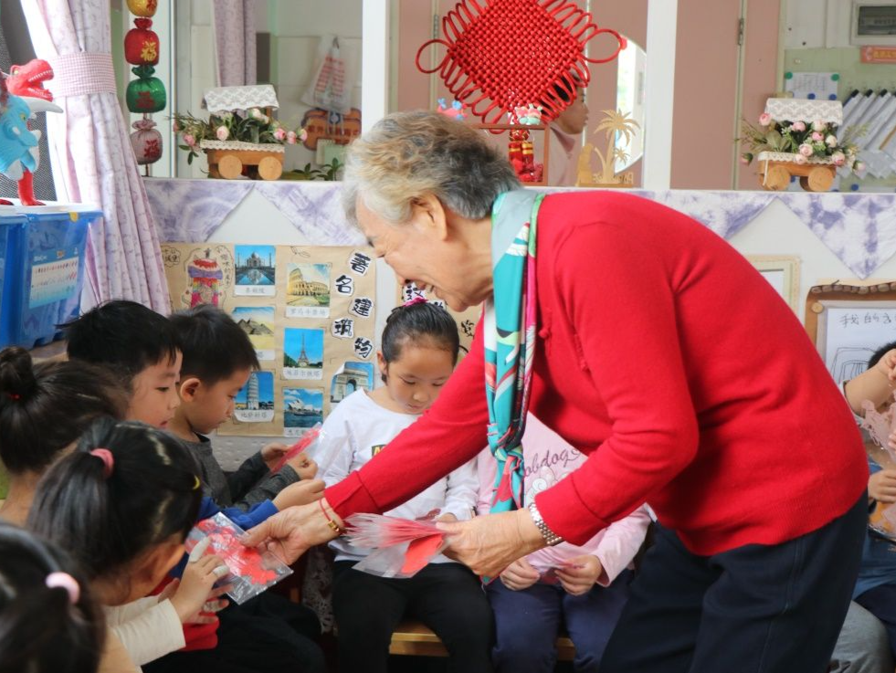 满族剪纸非遗第四代传人周淑萍走进福田区美莲小学附属幼儿园