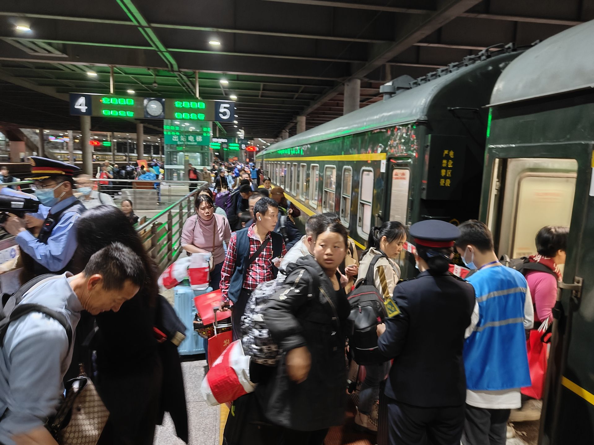 荆门市“接您回家”返乡专列在深圳启程