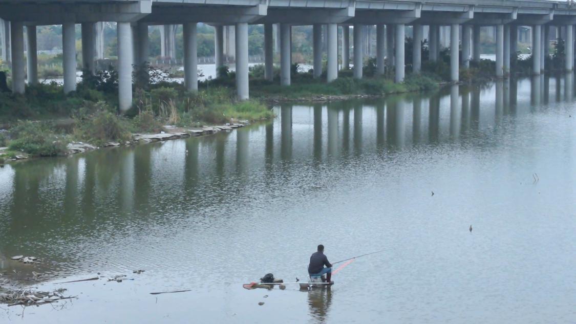 大侠且慢！“轻功水上漂”式垂钓要不得丨视频