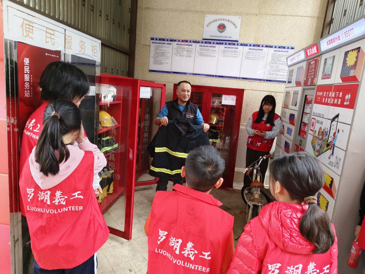 鹿丹村社区开展青少年消防实战演习活动