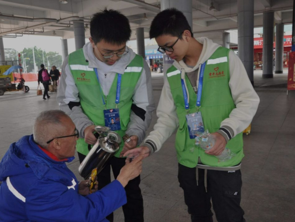青春志愿行，暖心守归途：广东青年志愿者 温暖旅客回家路