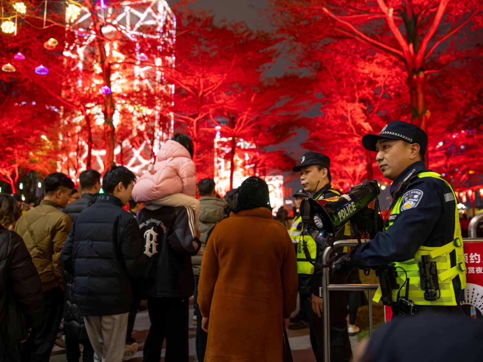 深圳春节期间每日1.6万警力在岗护平安，146场大型活动安全顺利