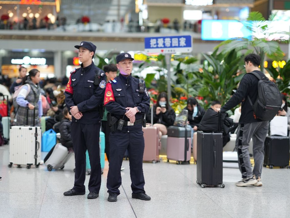 部分车站列车停运、晚点，广州铁路警方全力护航保平安
