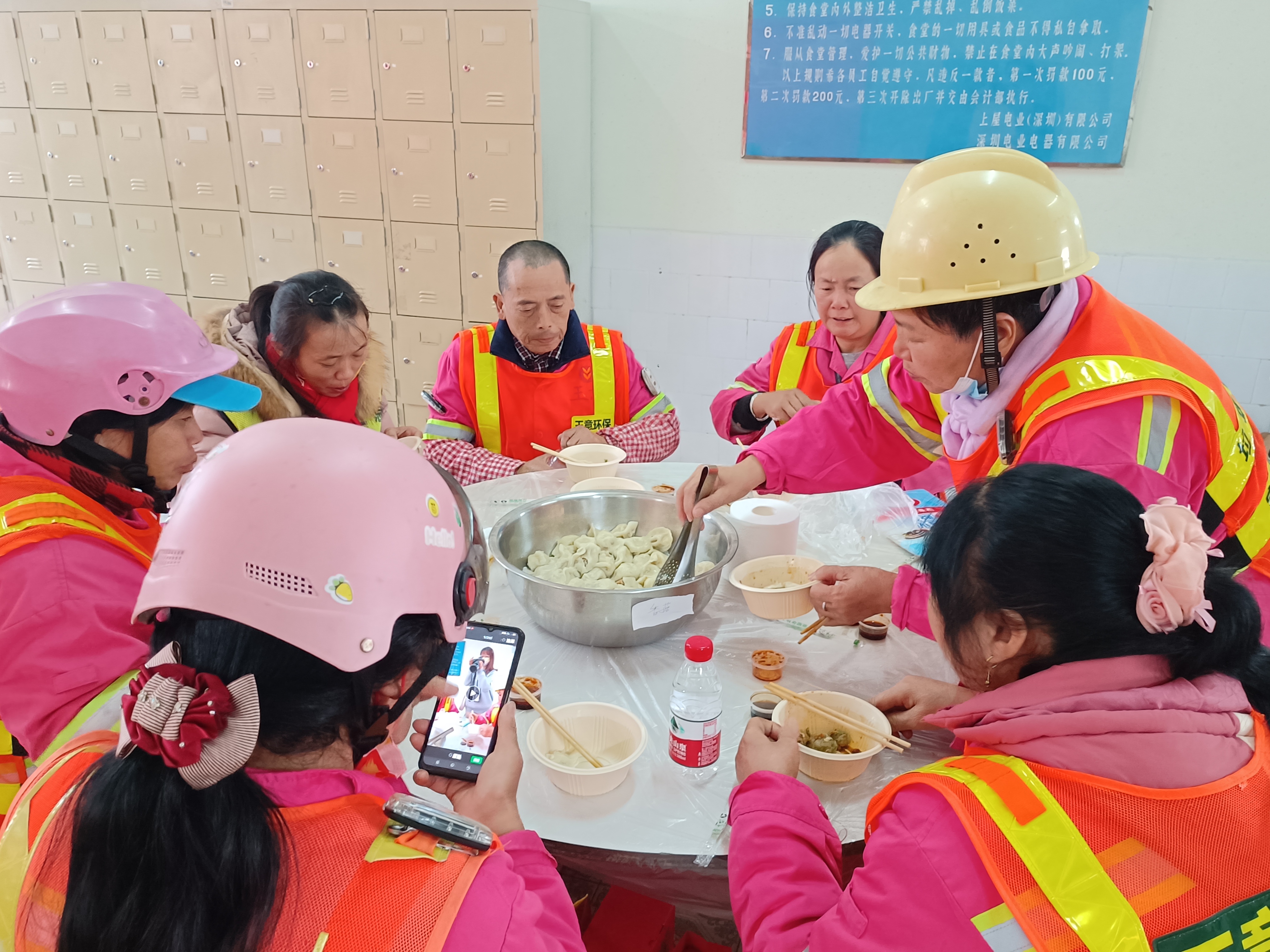 包饺子、逛展览，宝安为留深一线工作人员送上热气腾腾的团圆饭