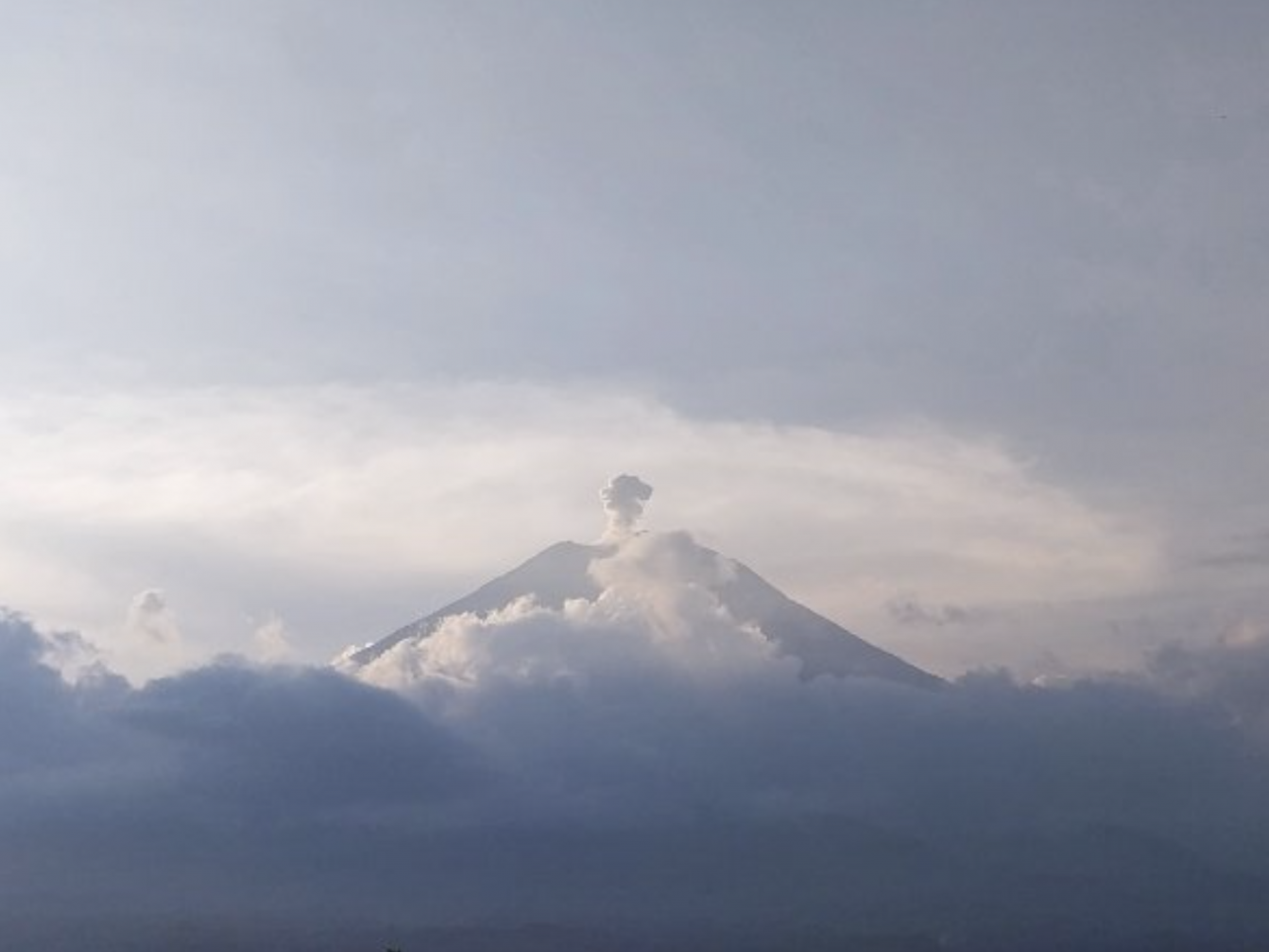 印尼塞梅鲁火山发生两次喷发