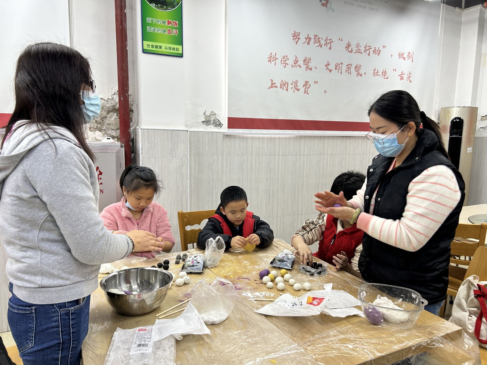 沙浦社区开展“迎龙年，寻年味”亲子手工汤圆活动