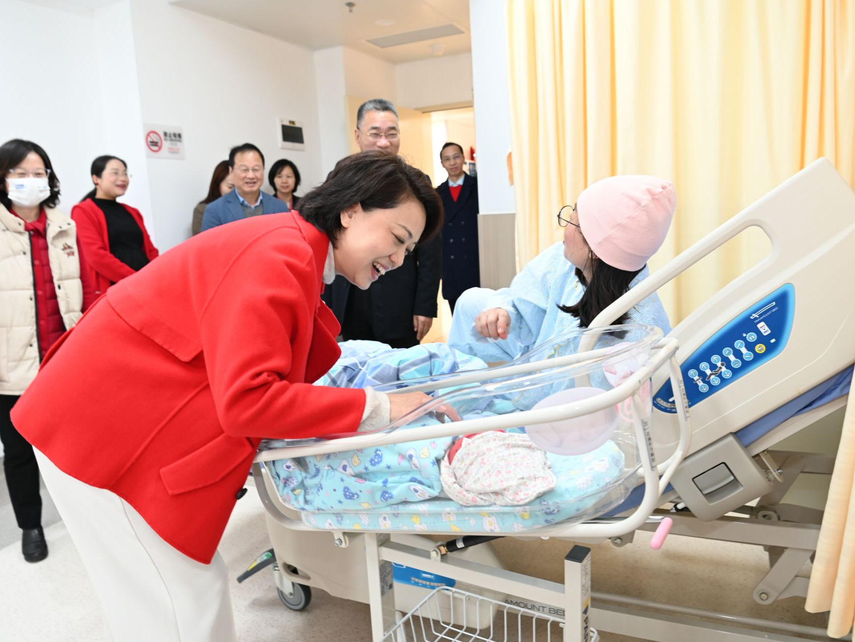 深圳市妇联为龙年宝宝家庭送去“新手父母成长包”