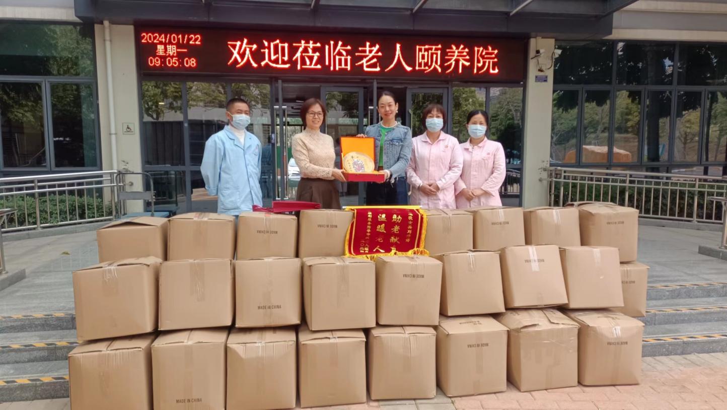情牵福利中心，温暖与爱同行 退役军人为福利院老人孩子赠送物资