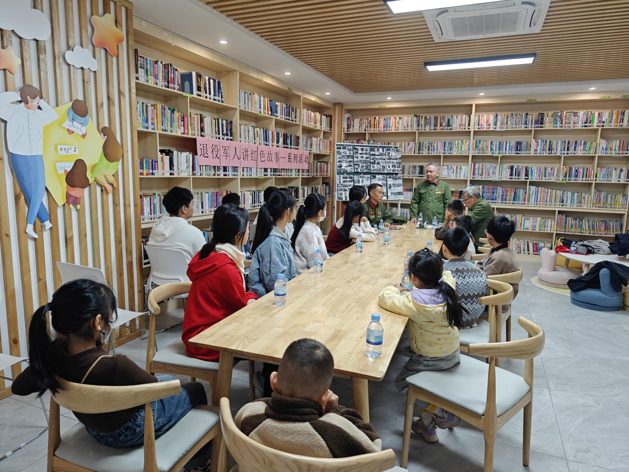 南园街道组织青少年开展“听退役老兵讲故事”活动
