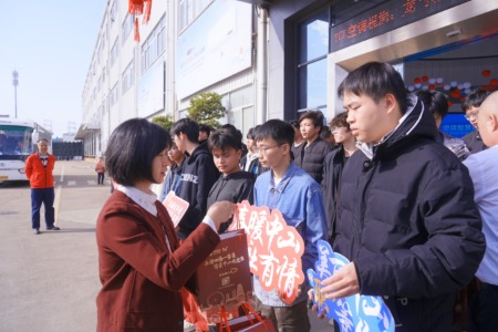 《南方日报》聚焦！粤首趟春节跨省“抢才”返岗专车抵达中山
