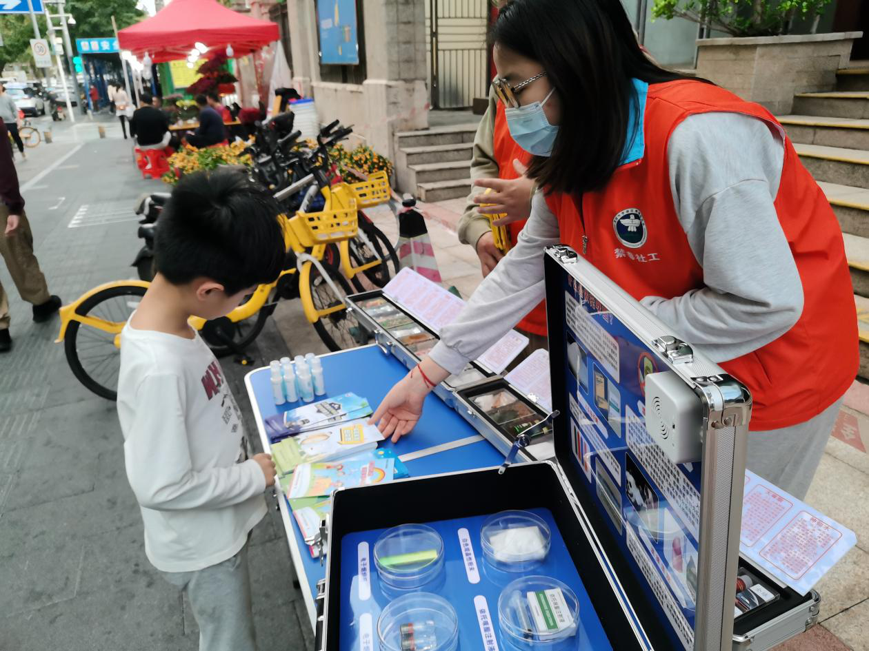 翠竹街道借助花市开展禁毒宣传