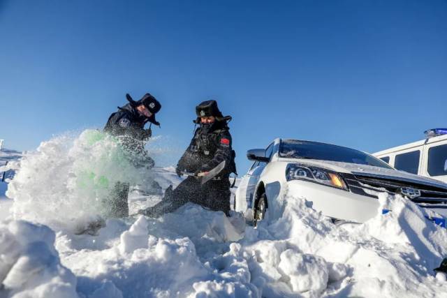 △18日，新疆阿勒泰普降大雪，有车辆被困。