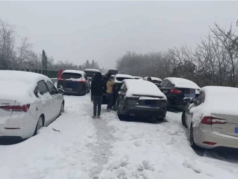 24h热闻 | “堵了两天两夜”“冻得直跺脚！”……返乡人的风雪归途