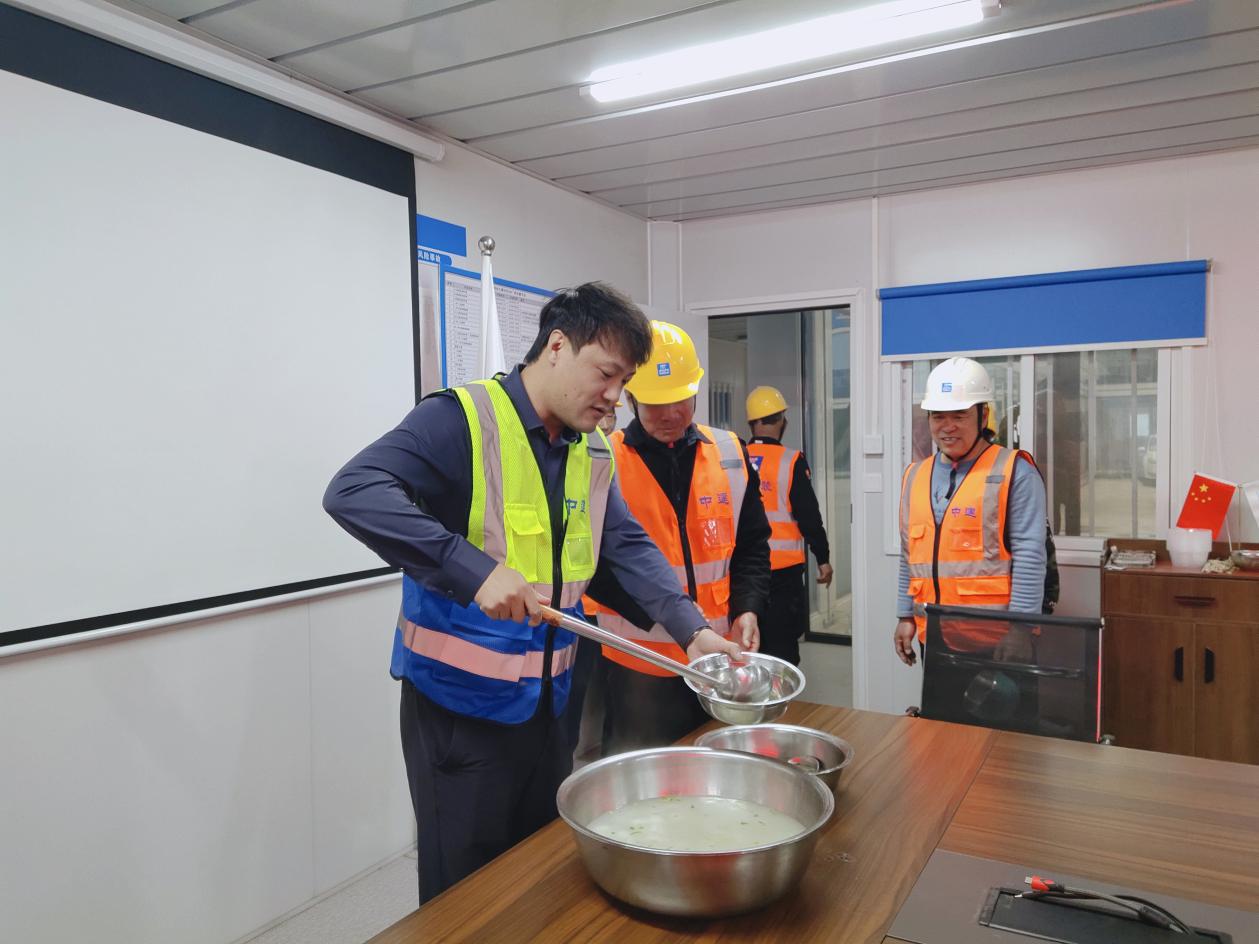 （南山记者供稿）深圳这个工地上的元宵节很暖心