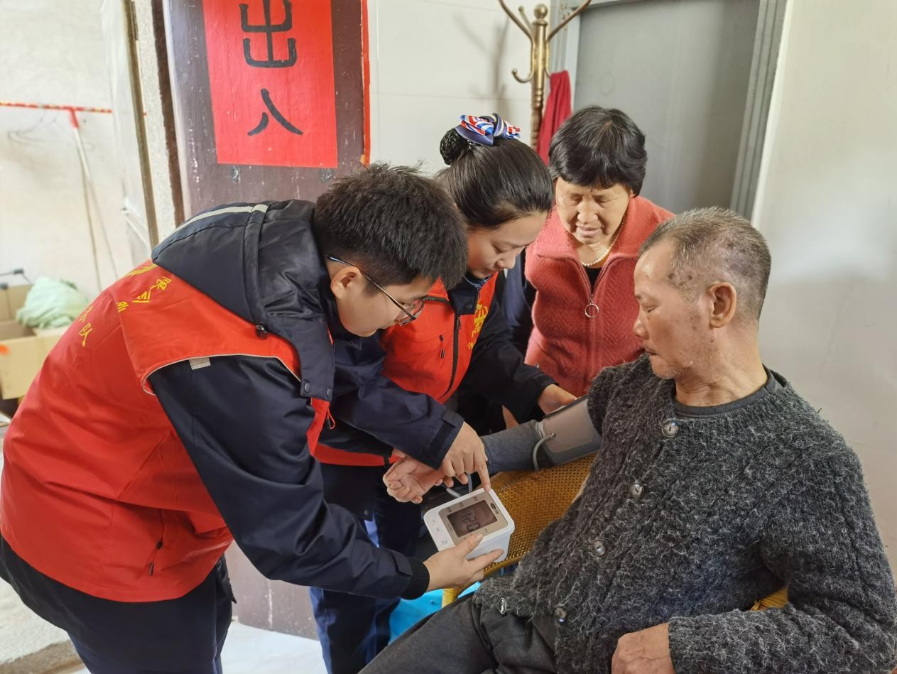 汕汾高速志愿者上门提供贴心服务，独居老人收到新春暖心大礼包