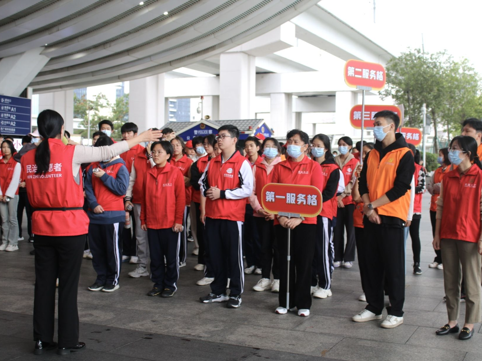 春运中的学生志愿者身影！每天200余名深圳学子参与春运服务