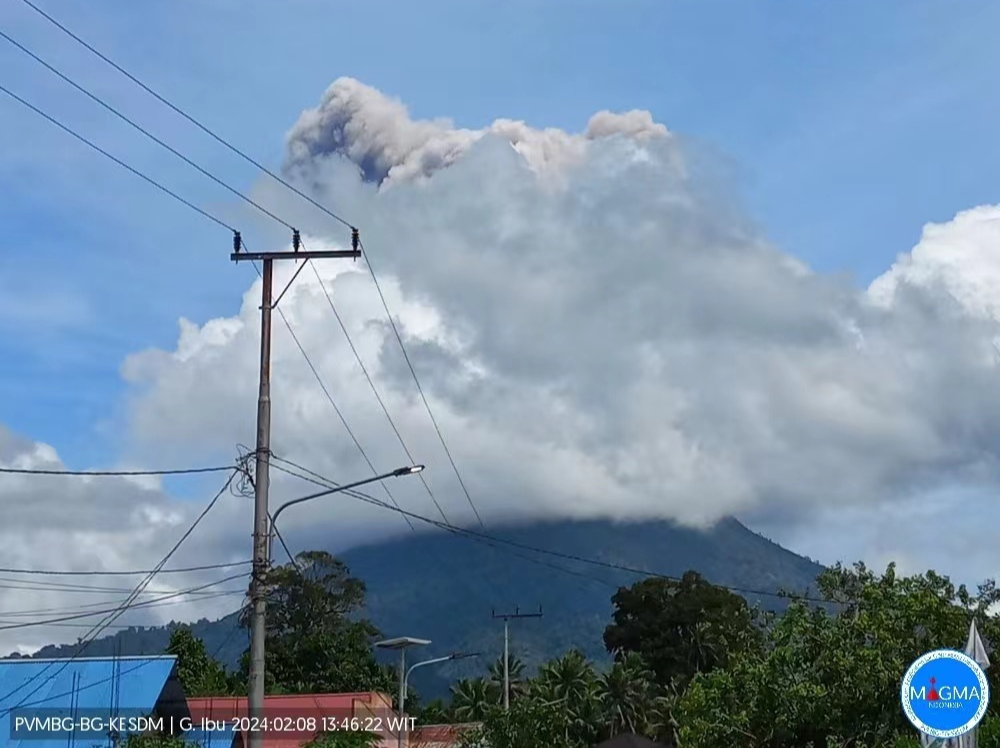 印尼伊布火山喷发 火山灰柱高度达1000米 