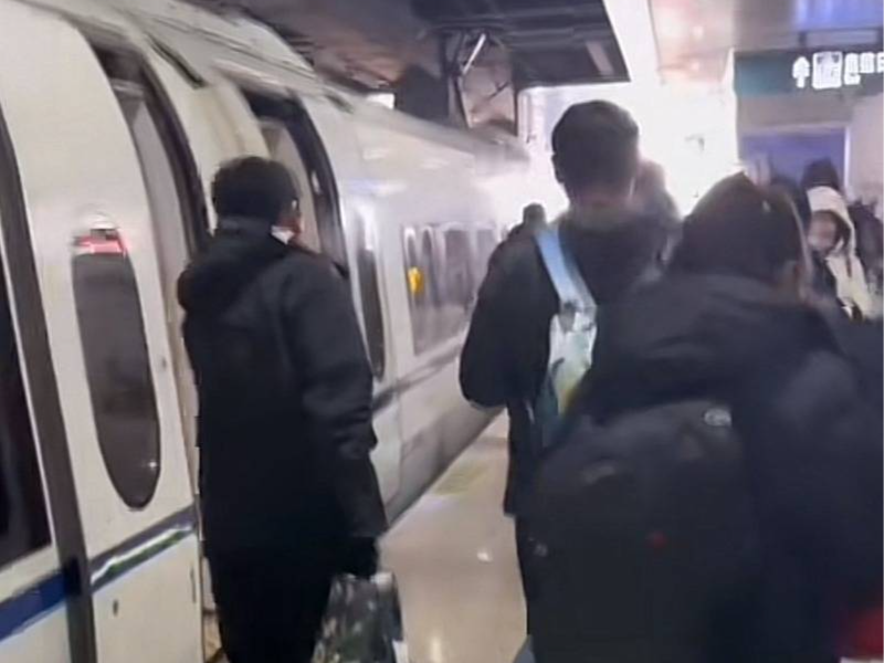 G1265次列车“少一节车厢”，近100位旅客没座位，官方：已尽可能安排