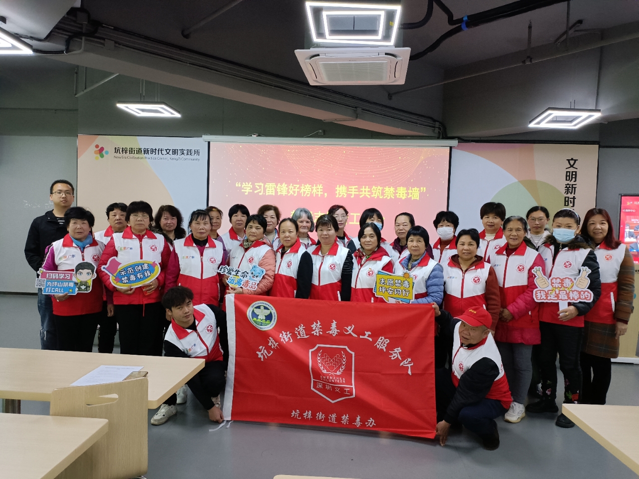 坑梓街道：学习雷锋好榜样，携手共筑禁毒墙