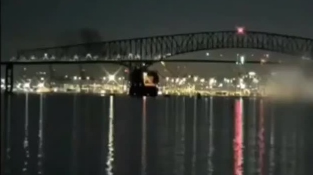 美国一大桥遭集装箱船撞击坍塌 恐有20人落水 
