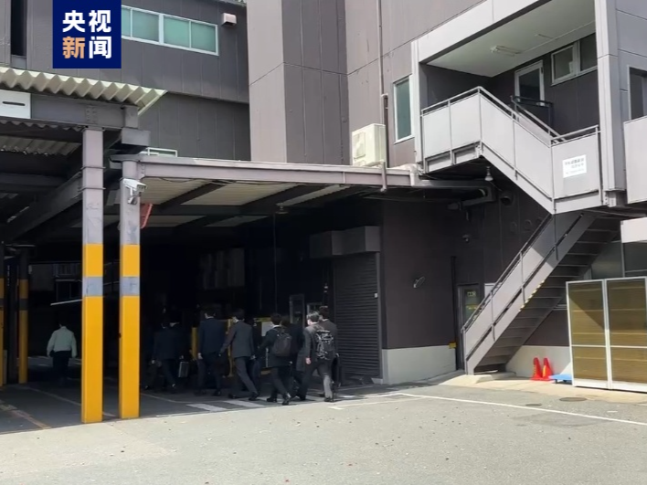 日本政府工作人员进入小林制药大阪工厂检查 