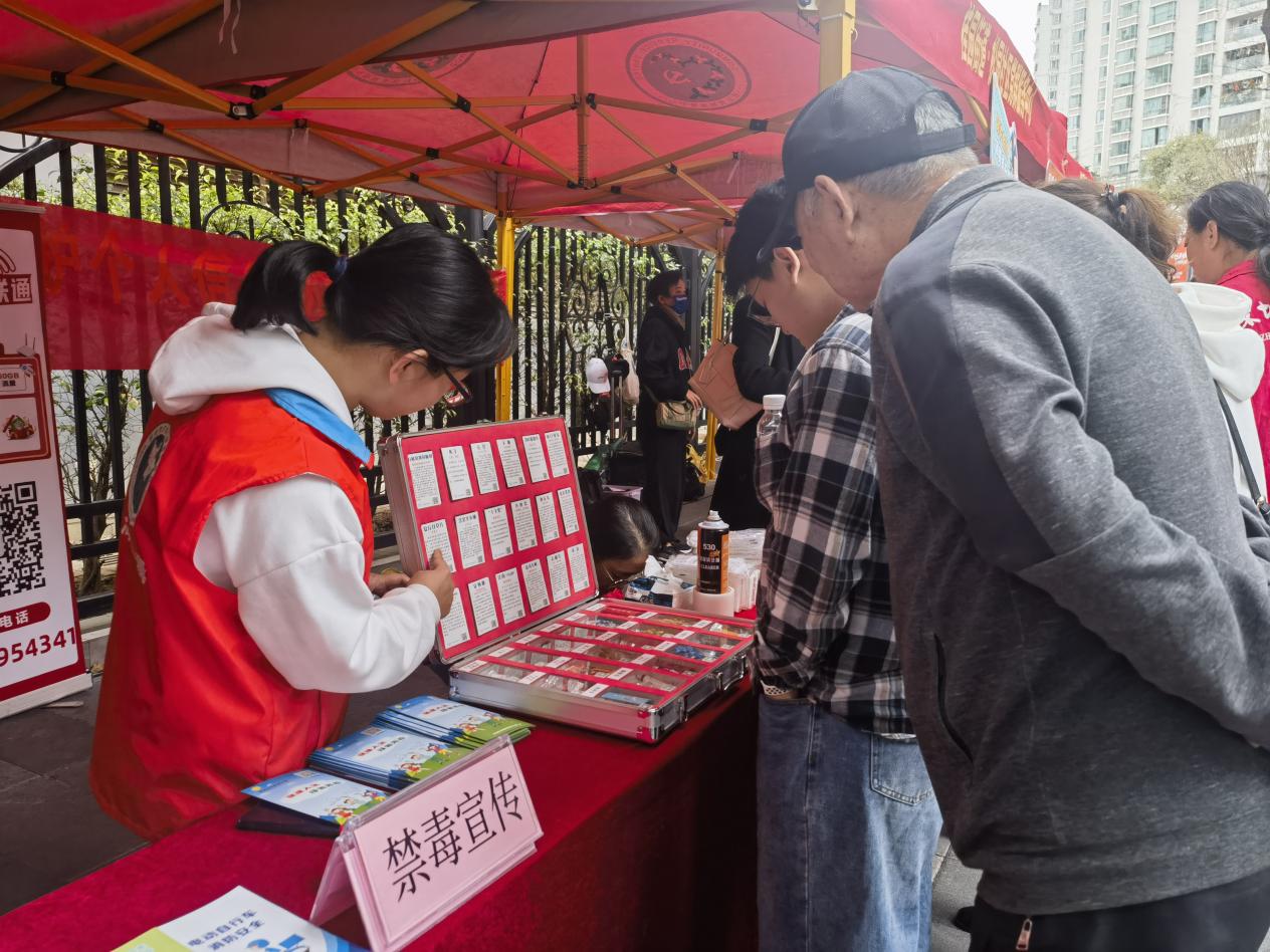 松园社区开展三月便民服务活动